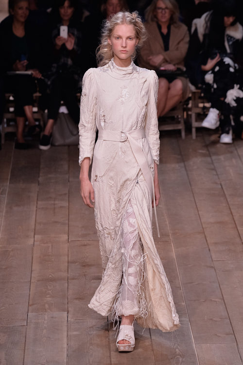 Vestido rosa nude con cinturón de la nueva colección primavera/verano 2016 de Alexander McQueen en Paris Fashion Week