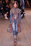 Chaqueta de flores y vaquero largo de la nueva colección primavera/verano 2016 de Alexander McQueen en Paris Fashion Week