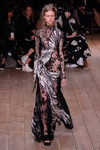 Vestido negro y blanco con transparencias de la nueva colección primavera/verano 2016 de Alexander McQueen en Paris Fashion Week