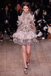 Vestido gris y blanco con volantes la nueva colección primavera/verano 2016 de Alexander McQueen en Paris Fashion Week