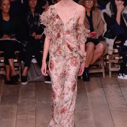 Vestido de flores asimétrico de la nueva colección primavera/verano 2016 de Alexander McQueen en Paris Fashion Week