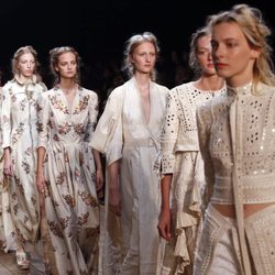 Carrusel de la colección de primavera/verano 2016 de Alexander McQueen en París Fashion Week