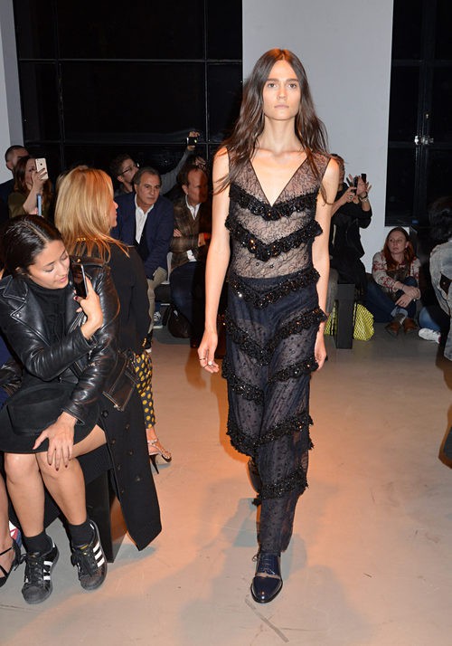 Vestido negro con volantes de la nueva colección primavera/verano 2016 de John Galliano en Paris Fashion Week