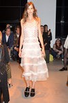 Vestido blanco con volantes de la nueva colección primavera/verano 2016 de John Galliano en Paris Fashion Week