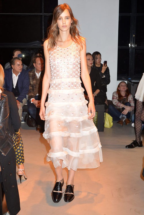 Vestido blanco con volantes de la nueva colección primavera/verano 2016 de John Galliano en Paris Fashion Week