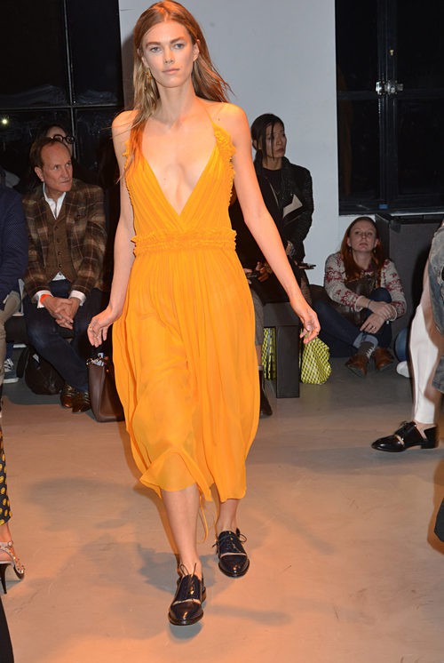 Vestido naranja escotado de la nueva colección primavera/verano 2016 de John Galliano en Paris Fashion Week