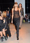 Camisa con transparencias y pantalón largo negro de la nueva colección primavera/verano 2016 de John Galliano en Paris Fashion Week