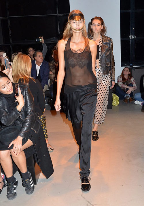Camisa con transparencias y pantalón largo negro de la nueva colección primavera/verano 2016 de John Galliano en Paris Fashion Week