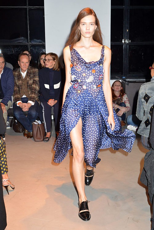 Vestido azul con puntos blancos de la nueva colección primavera/verano 2016 de John Galliano en Paris Fashion Week