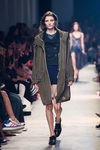 Abrigo marrón de cuadros de la nueva colección primavera/verano 2016 de John Galliano en Paris Fashion Week