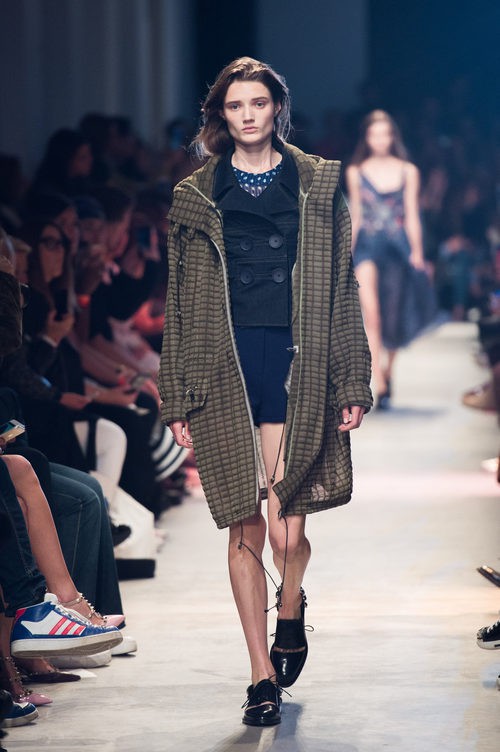 Abrigo marrón de cuadros de la nueva colección primavera/verano 2016 de John Galliano en Paris Fashion Week
