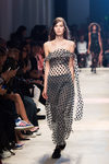 Vestido transparente con puntos de la nueva colección primavera/verano 2016 de John Galliano en Paris Fashion Week