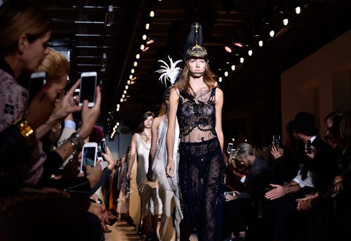 Carrusel de la colección de primavera/verano 2016 de John Galliano en París Fashion Week
