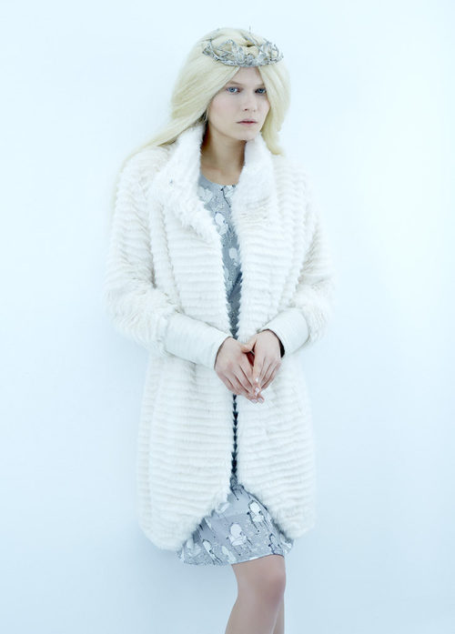 Abrigo blanco y vestido gris de la nueva colección otoño/invierno 2015/2016 de Van-Dos