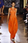 Vestido naranja largo de la colección de primavera/verano 2016 de Stella McCartney en Paris Fashion Week