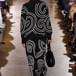 Jersey y pantalón azul marino de la colección de primavera/verano 2016 de Stella McCartney en Paris Fashion Week