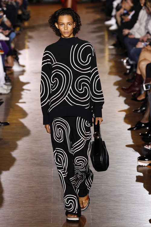 Jersey y pantalón azul marino de la colección de primavera/verano 2016 de Stella McCartney en Paris Fashion Week