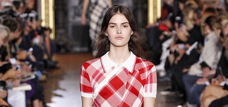 Vestido de cuadros de la colección primavera/verano 2016 de Stella McCartney en Paris Fashion Week