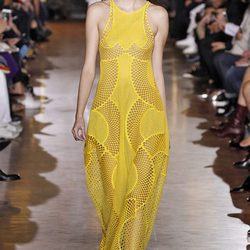 Vestido amarillo largo de la colección de primavera/verano 2016 de Stella McCartney en Paris Fashion Week