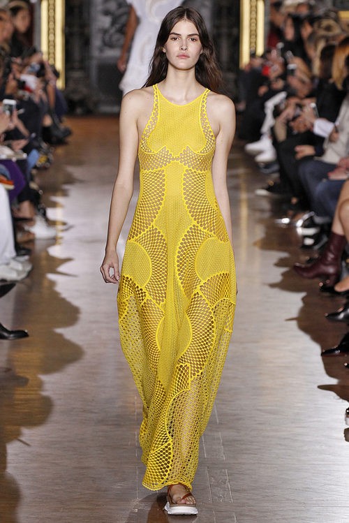 Vestido amarillo largo de la colección de primavera/verano 2016 de Stella McCartney en Paris Fashion Week