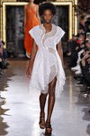 Vestido blanco asimétrico de la colección de primavera/verano 2016 de Stella McCartney en Paris Fashion Week