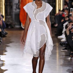 Vestido blanco asimétrico de la colección de primavera/verano 2016 de Stella McCartney en Paris Fashion Week
