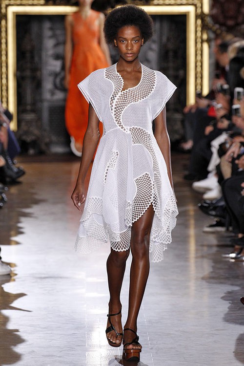 Vestido blanco asimétrico de la colección de primavera/verano 2016 de Stella McCartney en Paris Fashion Week