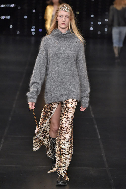 Jersey gris y falda de animal print de la colección primavera/verano 2016 de Yves Saint Laurent en Paris Fashion Week