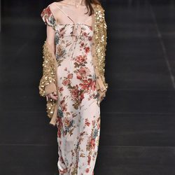  Vestido de estampado floral de la colección primavera/verano 2016 de Yves Saint Laurent en Paris Fashion Week