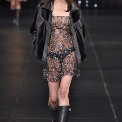 Vestido transparente de la colección primavera/verano 2016 de Yves Saint Laurent en Paris Fashion Week