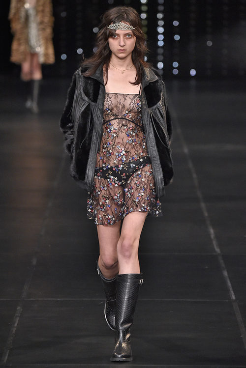 Vestido transparente de la colección primavera/verano 2016 de Yves Saint Laurent en Paris Fashion Week