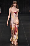 Vestido en colores tierra de la colección primavera/verano 2016 de Yves Saint Laurent en Paris Fashion Week
