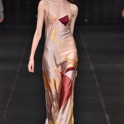 Vestido en colores tierra de la colección primavera/verano 2016 de Yves Saint Laurent en Paris Fashion Week