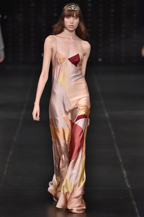 Vestido en colores tierra de la colección primavera/verano 2016 de Yves Saint Laurent en Paris Fashion Week
