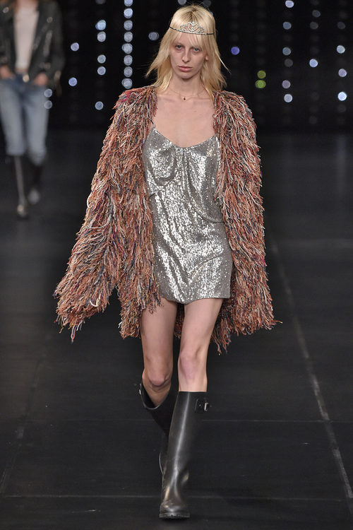 Abrigo en colores tierra de la colección primavera/verano 2016 de Yves Saint Laurent en Paris Fashion Week