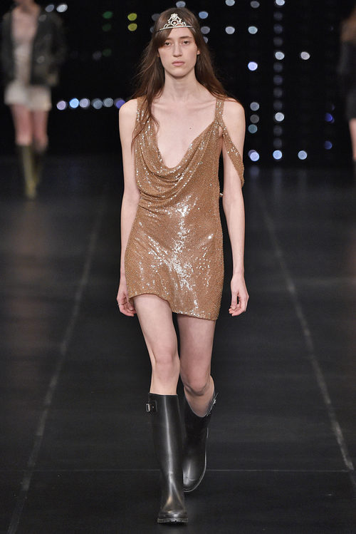 Vestido marrón purpurina de la colección primavera/verano 2016 de Yves Saint Laurent en Paris Fashion Week