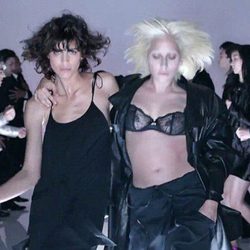 Lady Gaga bailando en la nueva campaña de Tom Ford