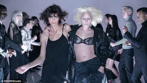 Lady Gaga bailando en la nueva campaña de Tom Ford