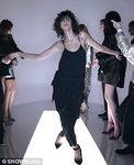 Modelo desfilando con un jumpsuit negro en la nueva campaña del diseñador Tom Ford