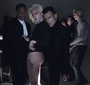 Lady Gaga con otros bailarines en la nueva campaña de Tom Ford