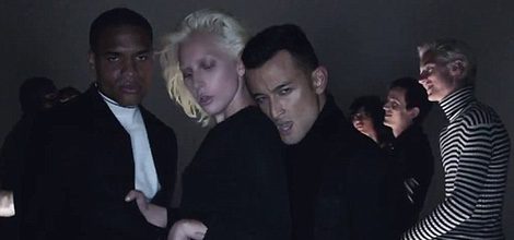 Lady Gaga con otros bailarines en la nueva campaña de Tom Ford