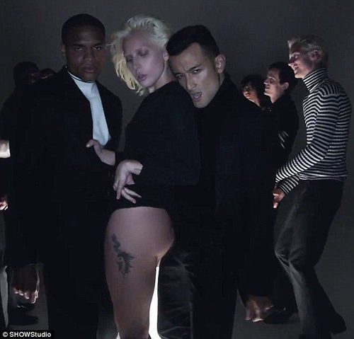 Lady Gaga con otros bailarines en la nueva campaña de Tom Ford