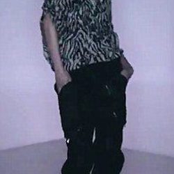 Modelo desfilando con camiseta de print animal y pantalón negro de Tom Ford