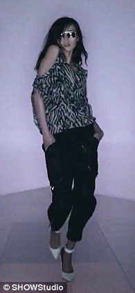 Modelo desfilando con camiseta de print animal y pantalón negro de Tom Ford