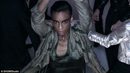 Modelo desfilando con chaqueta y camiseta caqui en la nueva campaña del diseñador Tom Ford