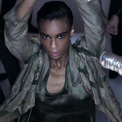 Modelo desfilando con chaqueta y camiseta caqui en la nueva campaña del diseñador Tom Ford