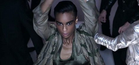Modelo desfilando con chaqueta y camiseta caqui en la nueva campaña del diseñador Tom Ford
