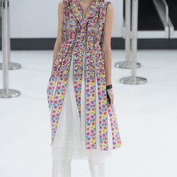 Vestido de estampado floral de la nueva colección de Chanel primavera/verano 2016 en París Fashion Week