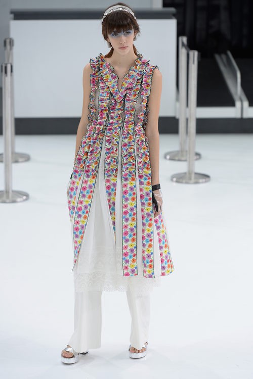 Vestido de estampado floral de la nueva colección de Chanel primavera/verano 2016 en París Fashion Week