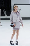 Camisa y falda con estampado de aviones de la nueva colección de Chanel primavera/verano 2016 en París Fashion Week
